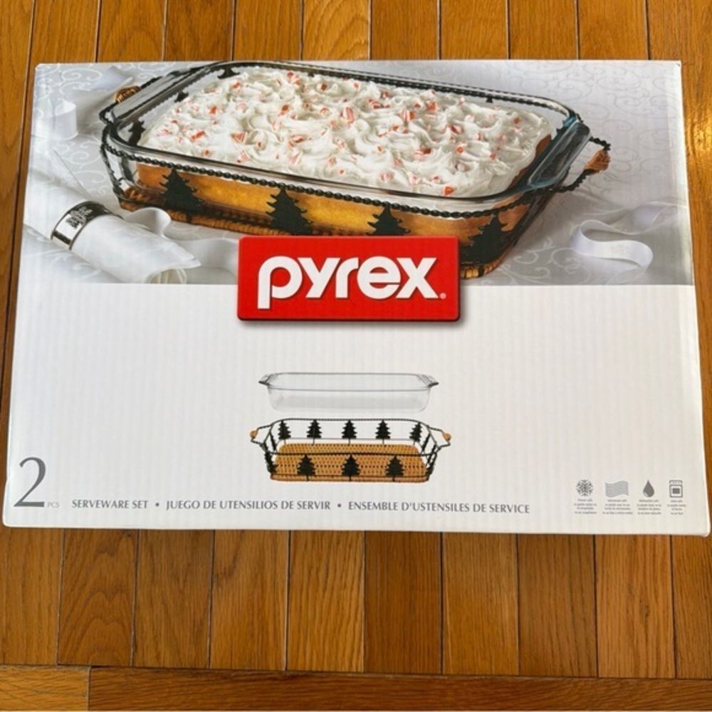 New NIB PYREX 2 Piece Christmas Tree Basket Holiday Baking Serving Dish Set 9x13